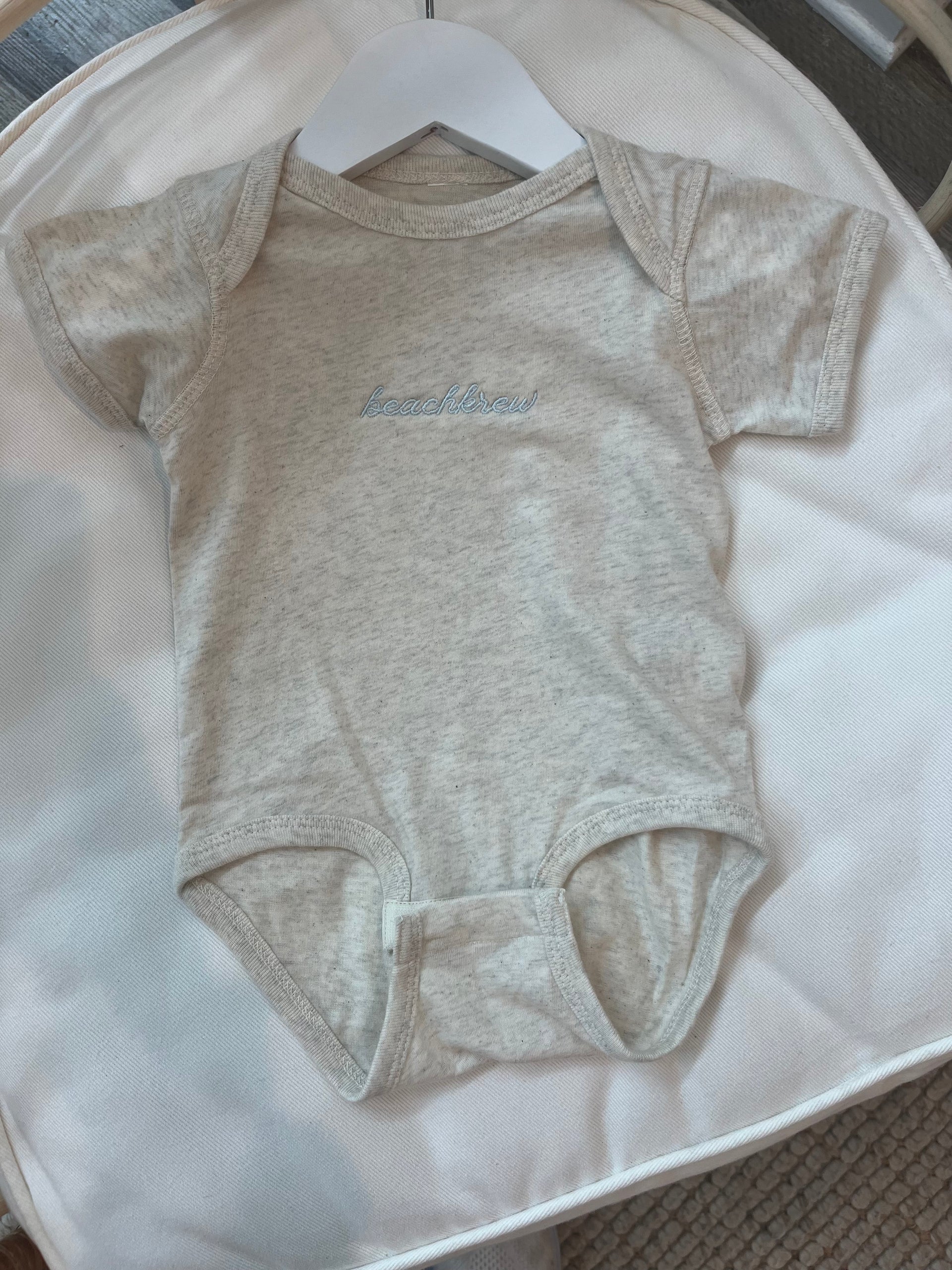 KIDS BEACHKREW SCRIPT ONESIE - NATURAL