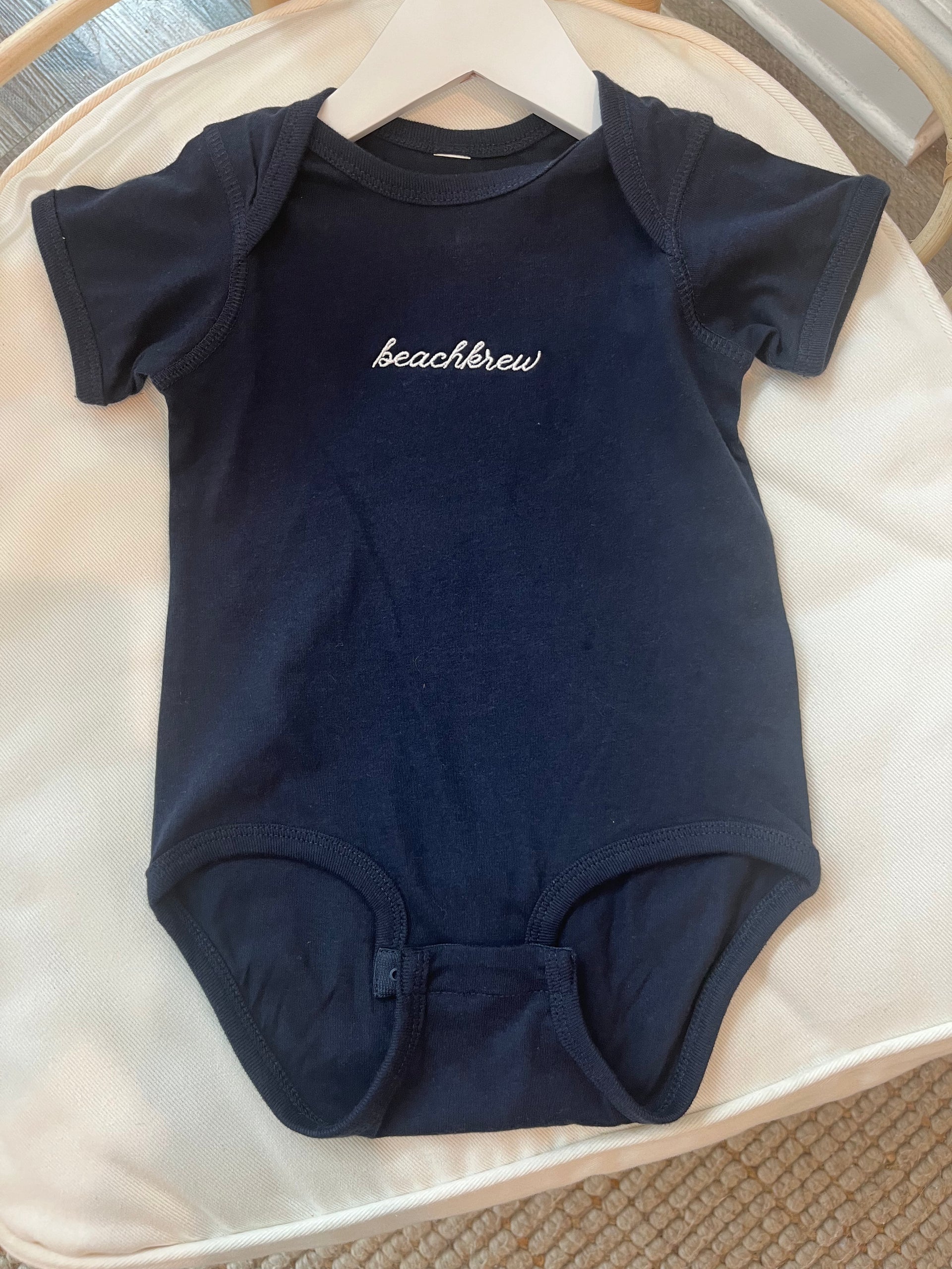 KIDS BEACHKREW SCRIPT ONESIE - NAVY