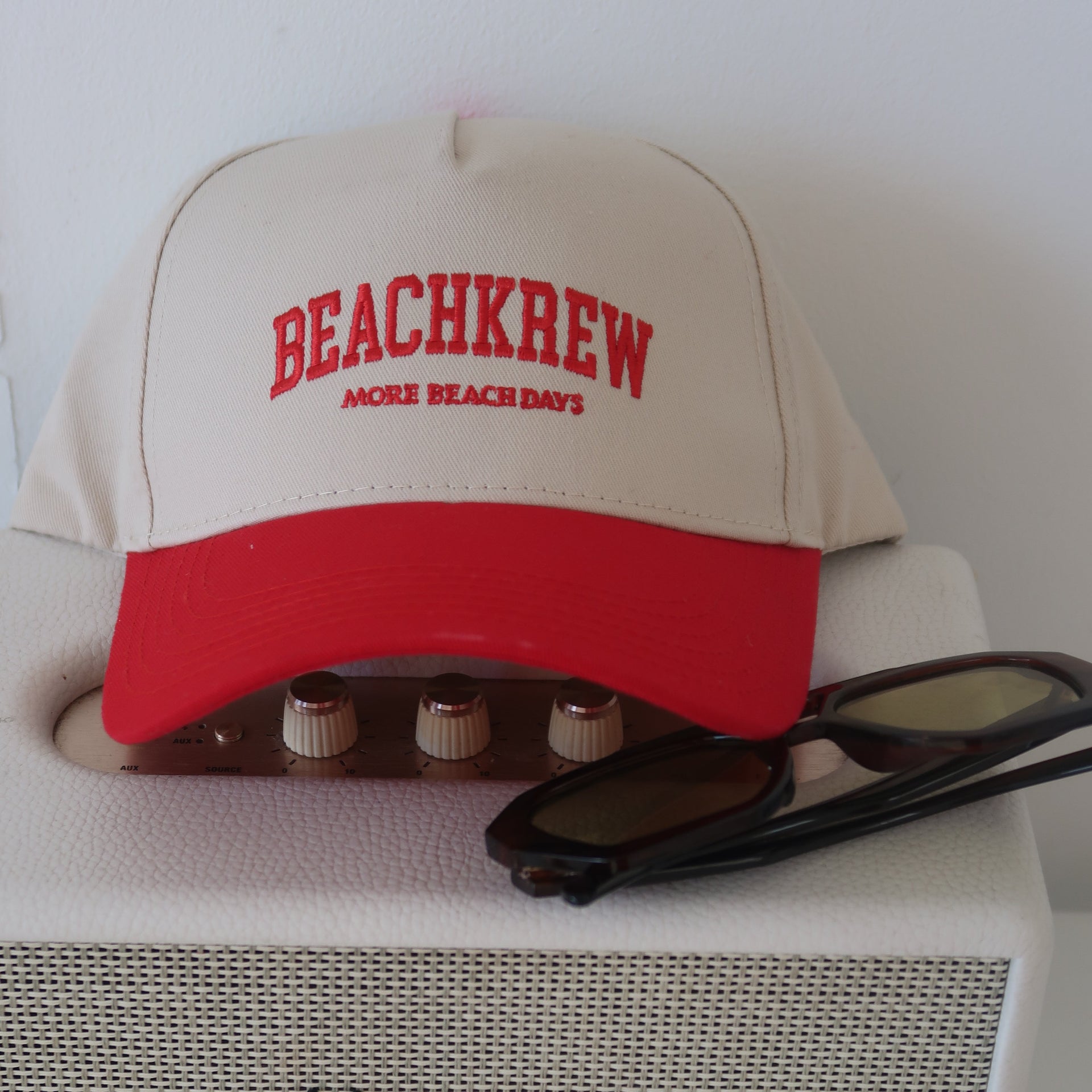 VARSITY CORE HAT - NATURAL / RED